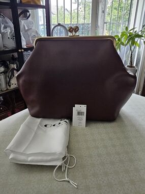 NWT - Coach Large Kisslock Tote in Maple with Gold Hardware